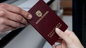 TRES ERRORES CONTRACTUALES COMETIDOS EN LA ADJUDICACIÓN DE LA LICITACIÓN DE PASAPORTES POR EL ESTADO COLOMBIANO (2023-2024):